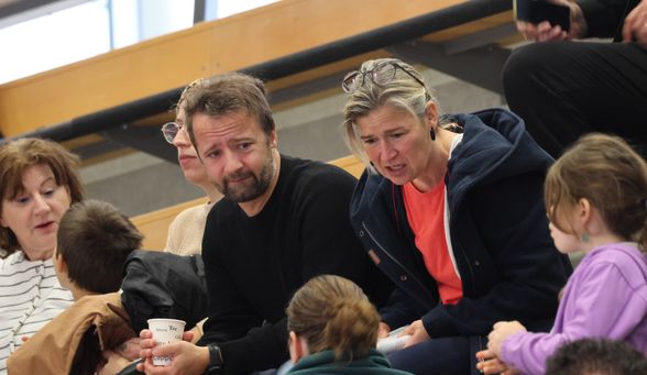 Angeregte Gespräche bei den mitgereisten Eltern, Verwandten, Bekannten und Freunden